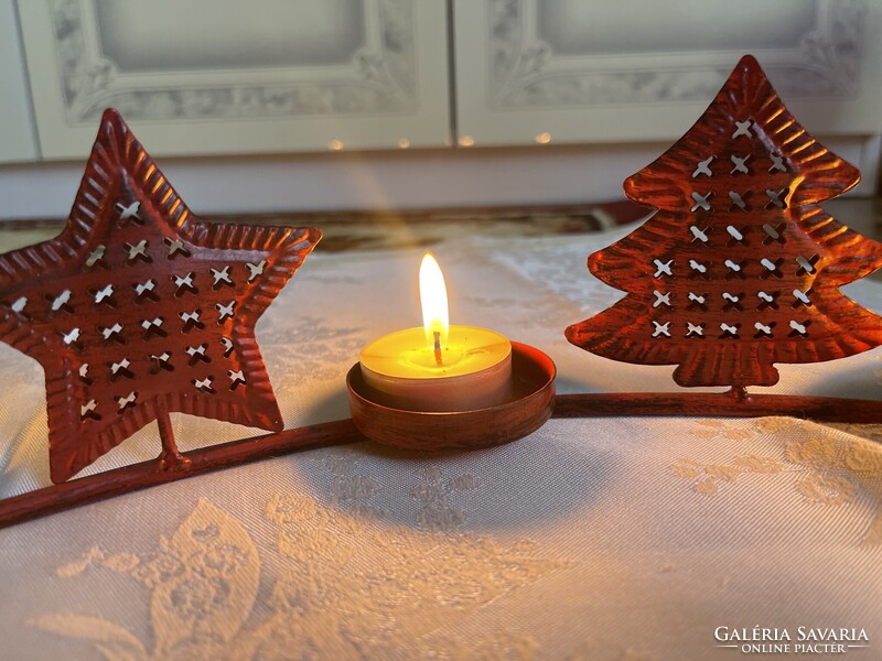 Nagyon szép nagy masszív piros fém gyertyatartó.