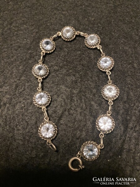 Női ezüstkarkötő, féldrága kövekkel