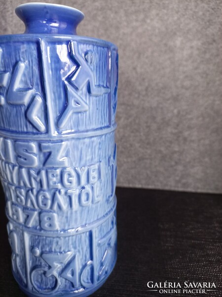 Retró Zsolnay kék KISZ porcelán váza, 20 cm magas
