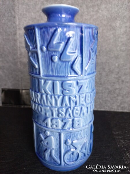 Retró Zsolnay kék KISZ porcelán váza, 20 cm magas