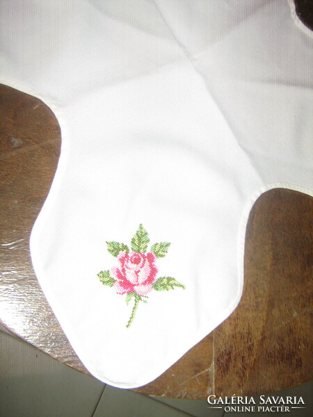 Aranyos keresztszemmel hímzett rózsás terítő