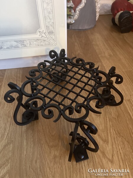 Látványos nagy kovácsoltvas virágtartó, szobor tartó.