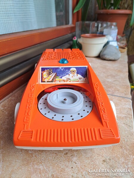 PIKO Kybernet játékautó.