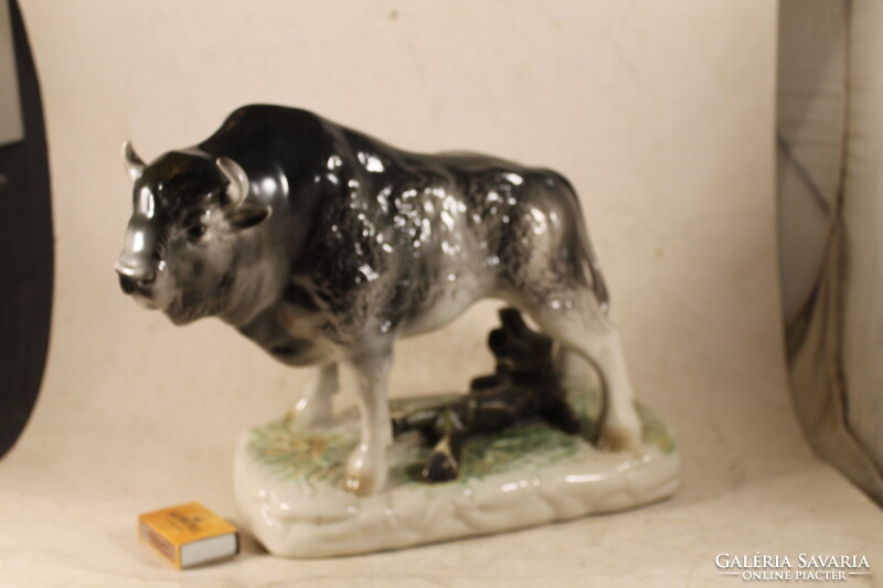 Ritka nagyméretű porcelán bölény 666