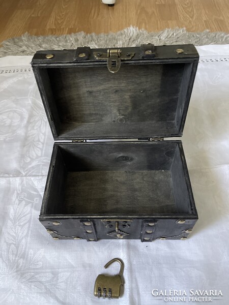 Számzáras ékszeres fa doboz fém szegecsekkel díszekkel masszív darab.