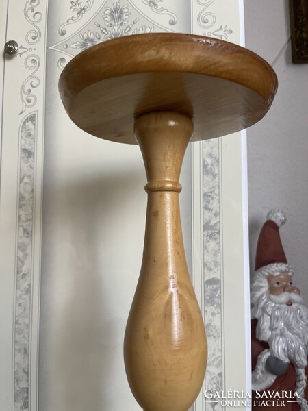 Faragott fa nagy posztamens szobor, vagy virágtartó masszív darab.