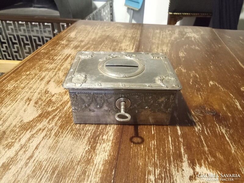 Régi fém ládika, persely