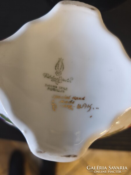 Porcelán és üveg tárgyak egyben