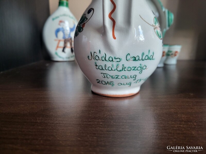 Kézzel festett magyar pálinkás és vendégváró készlet – kulacs, 6 kupica, tálca, kancsó és 2 bögre