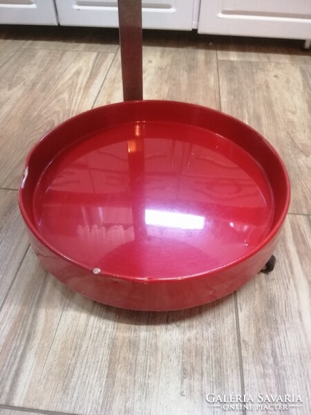 Vintage piros bárkocsi kerekeken, olasz dizájn, űrkorszaki  1970-s évek