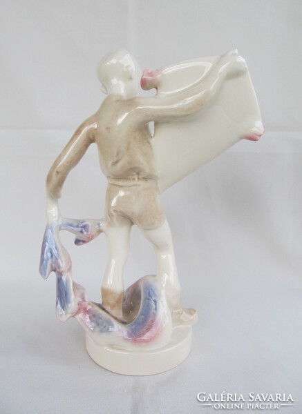 Jihokera kerámia papírsárkányt eregető fiú