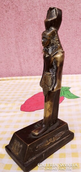 Ramszesz. Egyiptomi fáraó bronz szobra hieroglifákkal díszítve