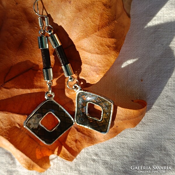 Tűzzománc nyaklánc és fülbevaló szett bőrrel kombinálva