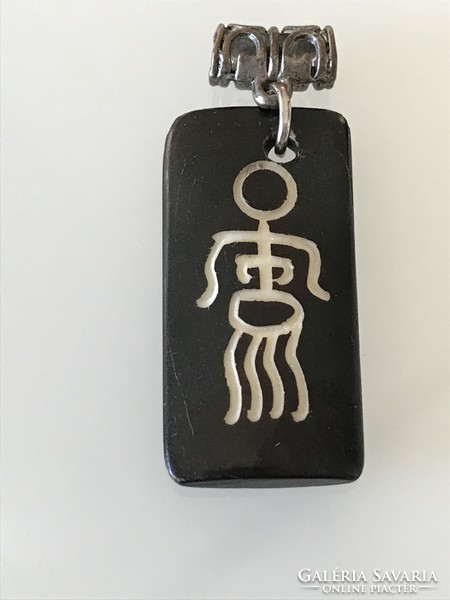 Kézzel faragott etno medál, 4,5 x 2 cm