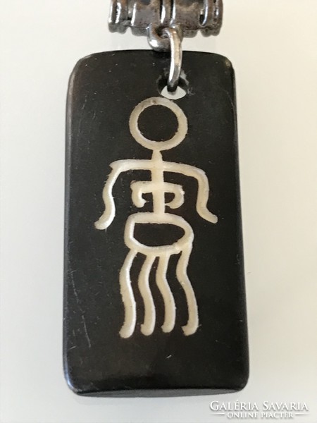 Kézzel faragott etno medál, 4,5 x 2 cm