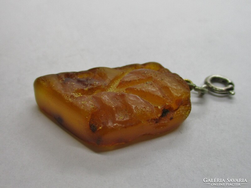 Szép natúr borostyán medál ezüst karabinerrel