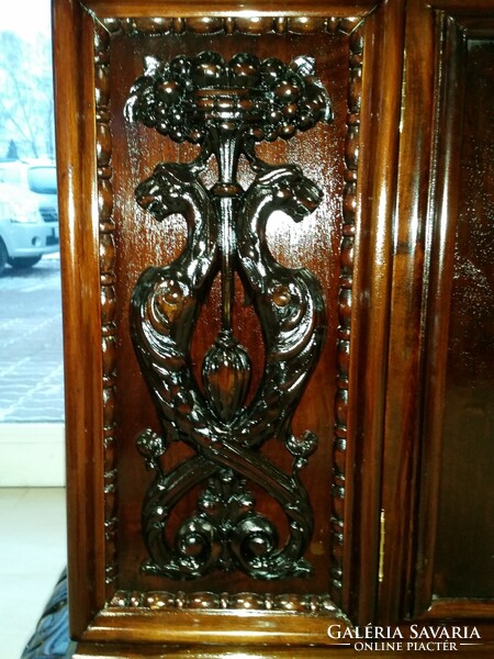 Felújított nagyméretű tálalószekrény asztallal székekkel