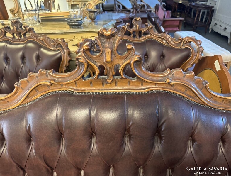 Barokk stílusú 3+1+1 szalongarnitúra – faragott fa vázzal, barna ECO bőr kárpittal