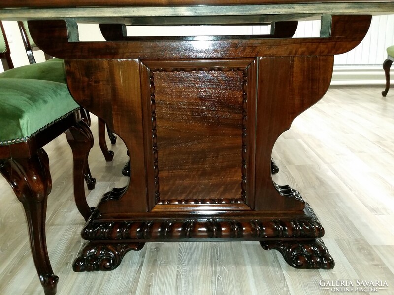 Felújított nagyméretű tálalószekrény asztallal székekkel