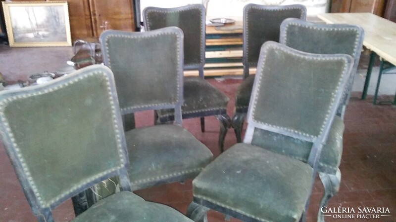 Felújított nagyméretű tálalószekrény asztallal székekkel