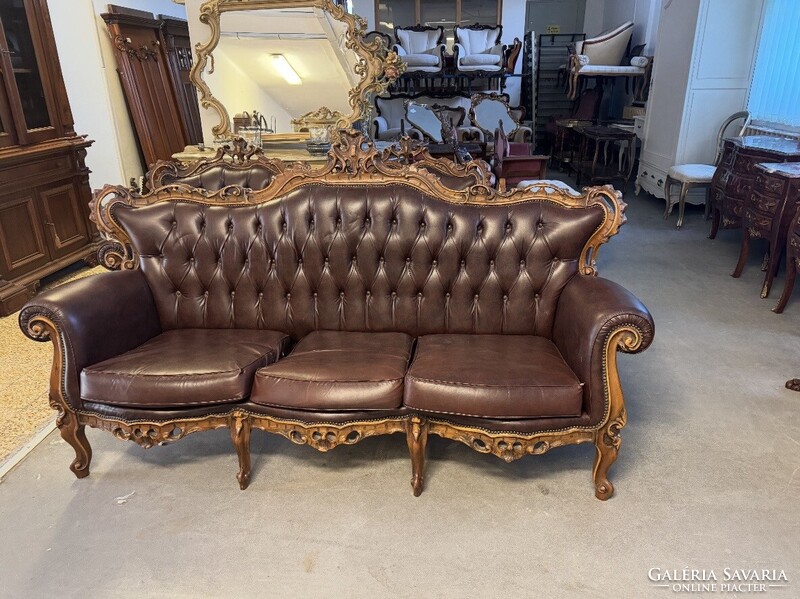 Barokk stílusú 3+1+1 szalongarnitúra – faragott fa vázzal, barna ECO bőr kárpittal