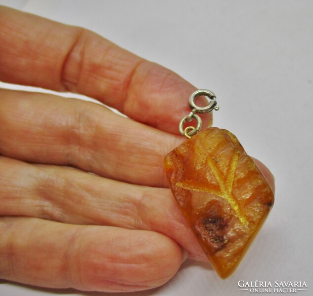 Szép natúr borostyán medál ezüst karabinerrel