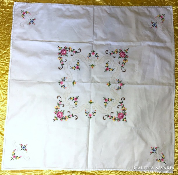 Szép csipkés keresztszemes kézzel hímzett rózsás finom vászon terítő kézimunka