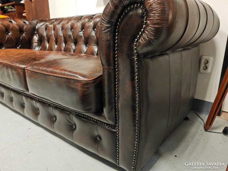 Antikolt barna színű 3 személyes bőr Chesterfield kanapé , patinás angol bőrkanapé