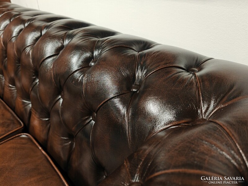 Antikolt barna színű 3 személyes bőr Chesterfield kanapé , patinás angol bőrkanapé