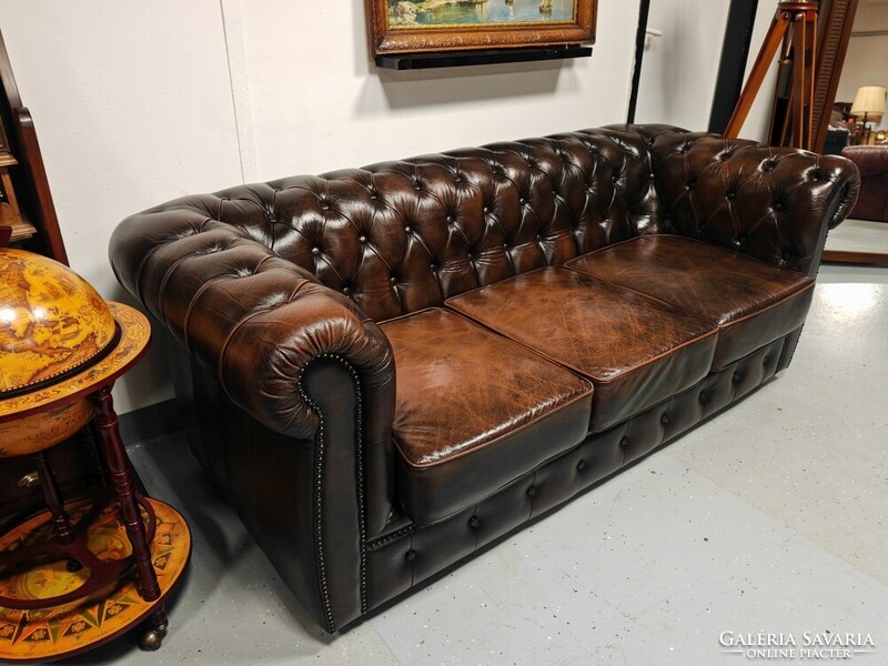 Antikolt barna színű 3 személyes bőr Chesterfield kanapé , patinás angol bőrkanapé