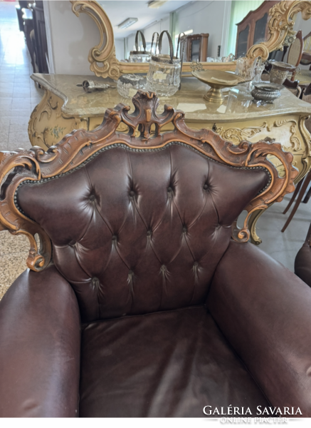 Barokk stílusú 3+1+1 szalongarnitúra – faragott fa vázzal, barna ECO bőr kárpittal