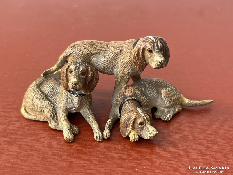 Csodálatos 1890 Antik hidegen festett Bécsi Bronz pihenő Vadászkopók Szobor nagyobb méret !