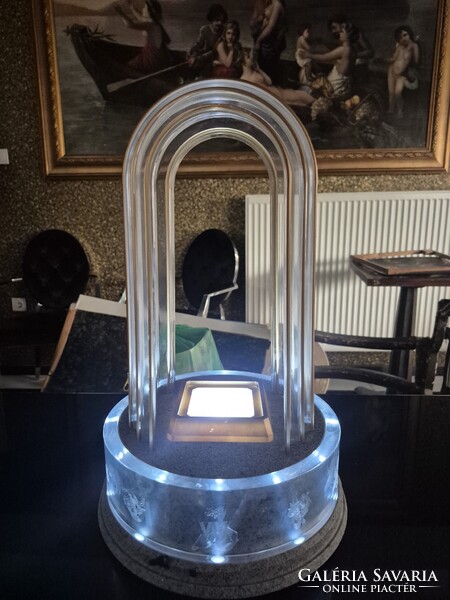 Értékes tárgy megvilágítására.