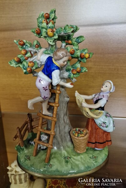 Sitzendorf Almaszedők porcelán figura