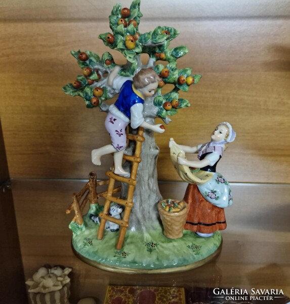 Sitzendorf Almaszedők porcelán figura