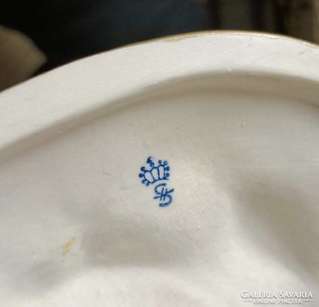 Sitzendorf Almaszedők porcelán figura