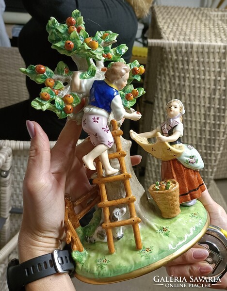 Sitzendorf Almaszedők porcelán figura