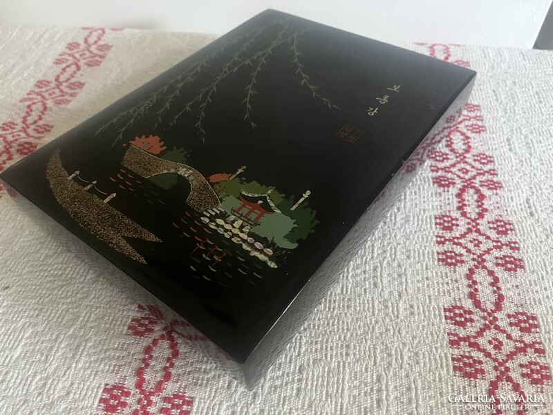 Gyönyörű keleti kagylóberakásos lakkozott fadoboz