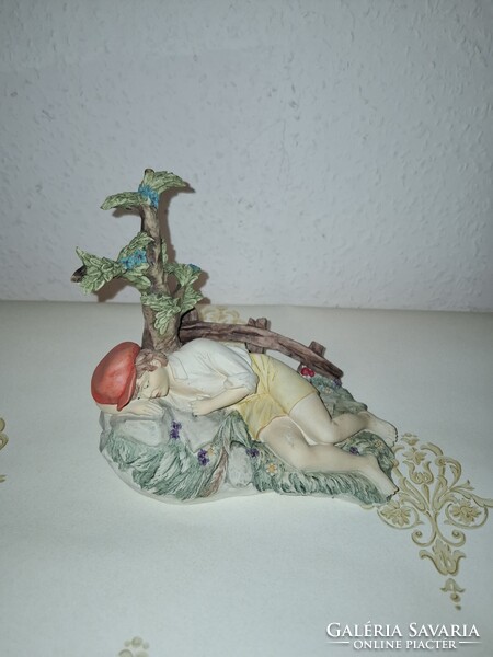Nagyméretű Capodimonte  Alvó fiú figurális szobor  Vivien  C.  alkotása