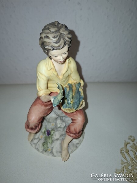 Capodimonte  Halászó fiú  figurális szobor  Vivien  C.  alkotása