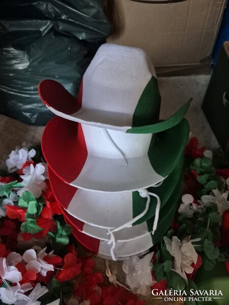 Rajongói kalap és nyakba akasztható virág lánc