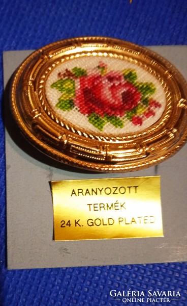 Gold plated flower broach new