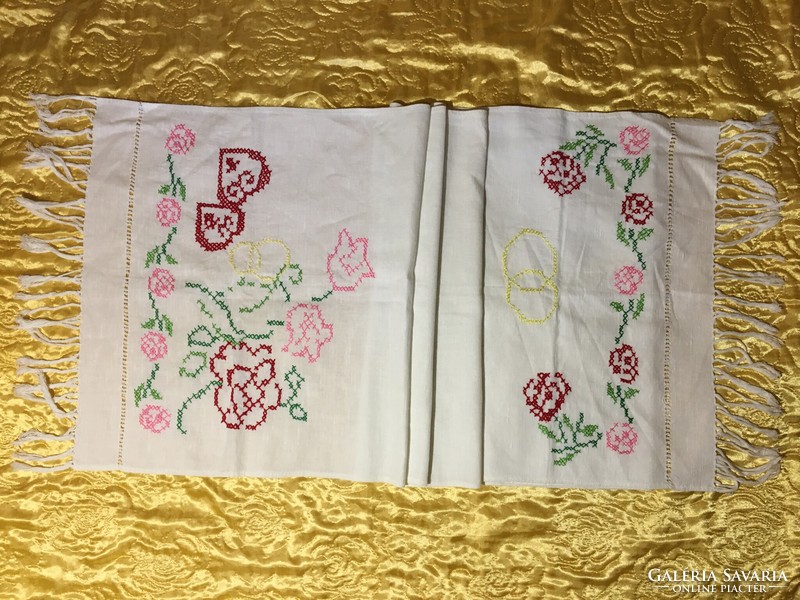 Szép antik keresztszemes kézimunka lenvászon gyolcs hosszú terítő futó szív rózsa mintás kelengye