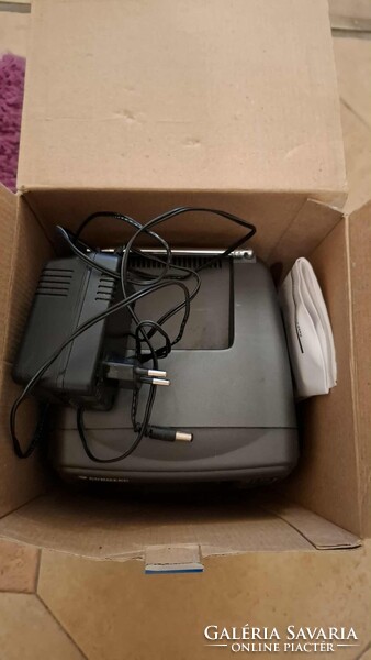 8000 Ft-ért eladó, eredeti dobozában retro mini tv.