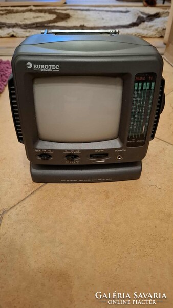 8000 Ft-ért eladó, eredeti dobozában retro mini tv.