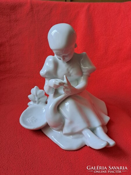1 Ft-ról! Zsolnay,  fehér, libát tömő lány / libatömő porcelán figura