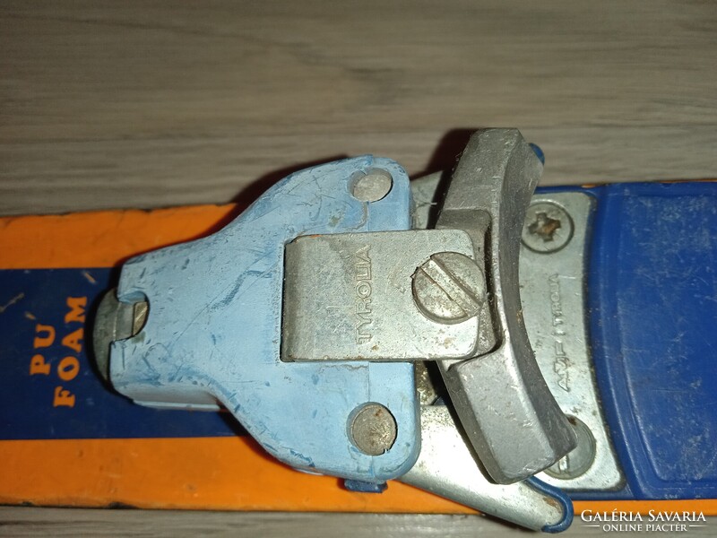 Blizzard Vollplast retro síléc, 140 cm-es Tyrolia kötéssel, sífékkel használt
