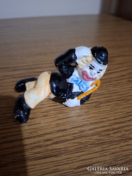 Porcelán fekvő bohóc.