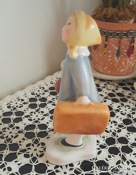 Bodrogkeresztúri ritkábban előforuló festésű Utazó kislány kerámia figura