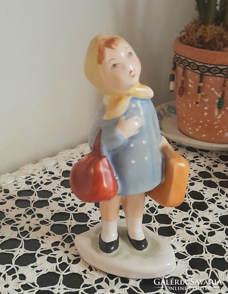 Bodrogkeresztúri ritkábban előforuló festésű Utazó kislány kerámia figura